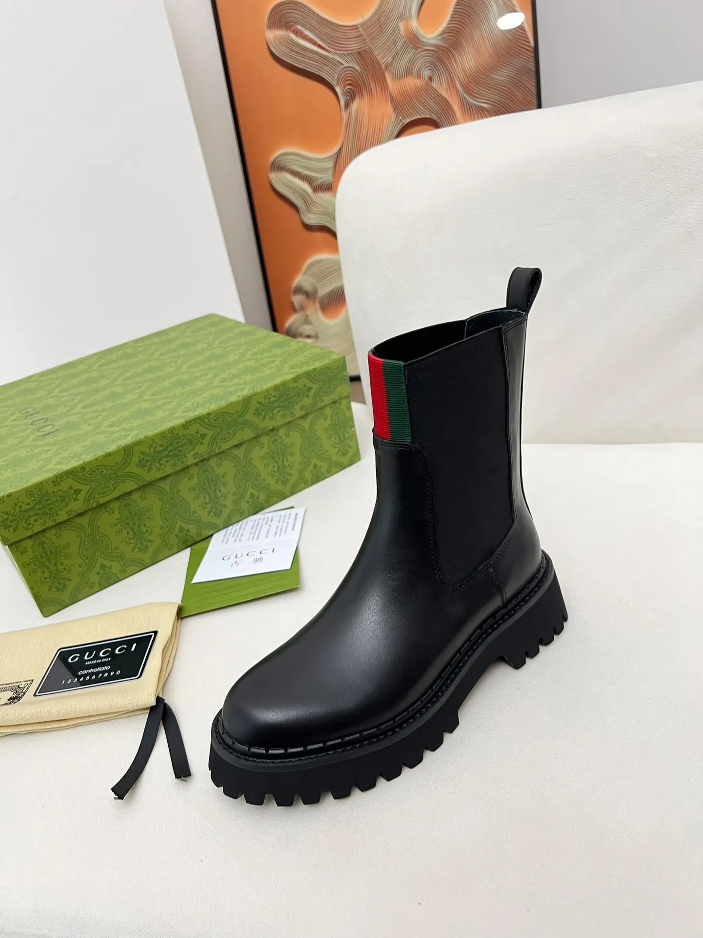 👟👟Ex-factory price 600👟👟 2025 latest version of Gucci GUCCI versatile Martin boots, easy to put on and take off, brand webbing color matching Heel height: 5cm Fabric: cowhide/open edge beads Inner/foot pads: black cowhide 🐂 Outsole is made of foam outsole Color: black Code number: 34-40. 34 and 41 42 Need to be customized Packaging: Comes with card and cloth bag.